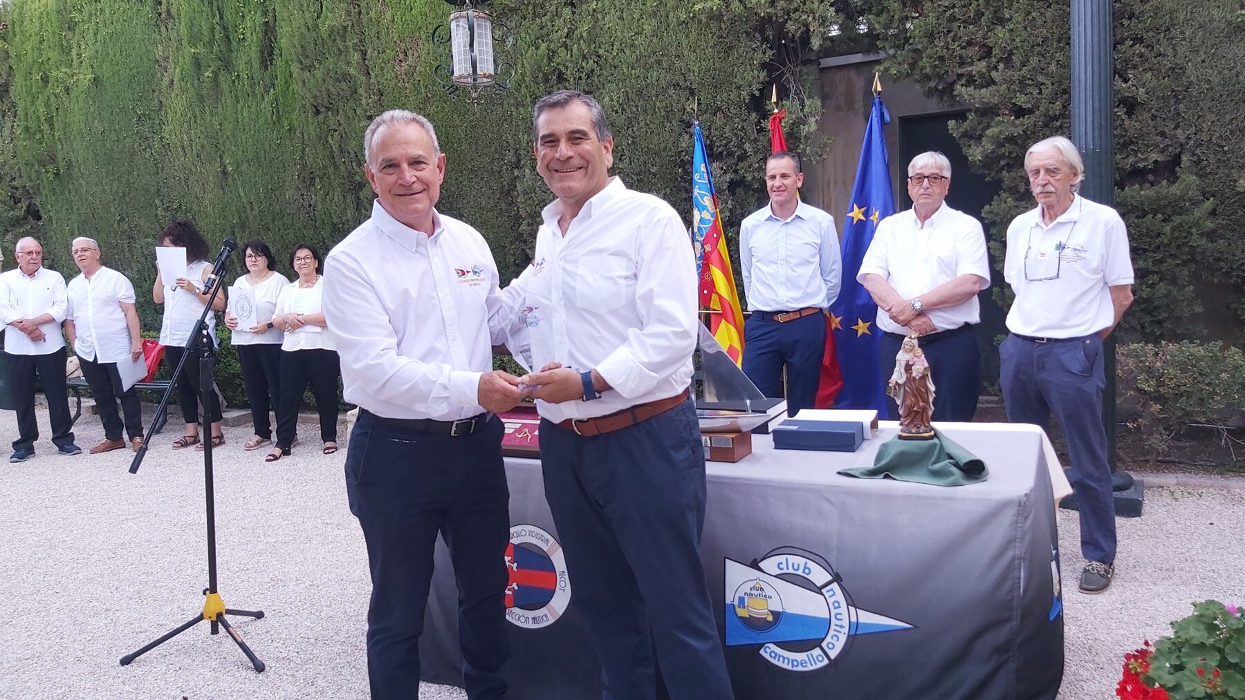 Indalecio Carbonell le entrega el trofeo de ganador de la pasada regata a Roque Espí representando a Foxy Lady