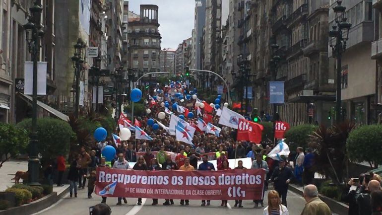 Manifestación del sindicato CIG en el Primero de Mayo de 2017, avanzando por la calle Urzáiz.