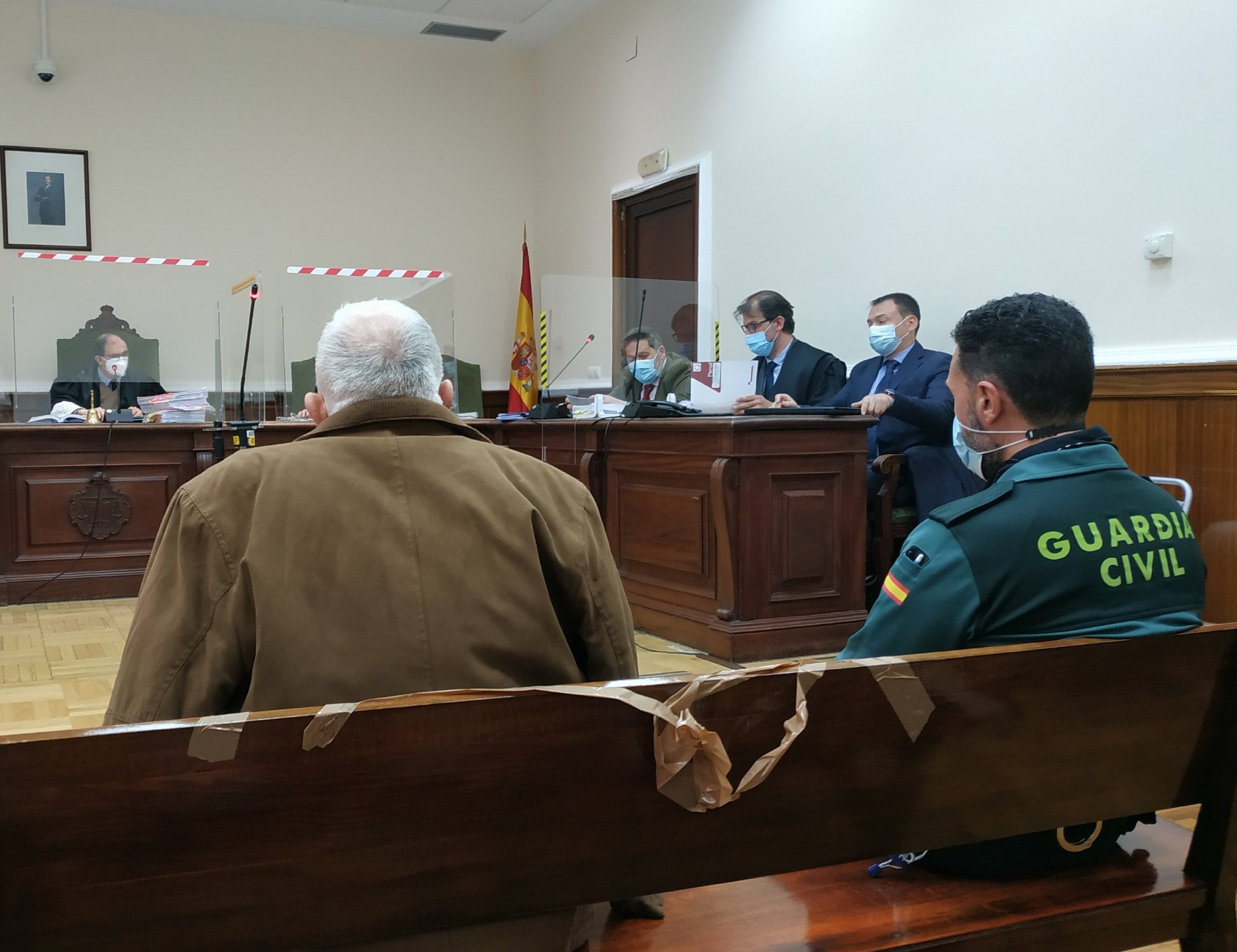 El acusado, junto a un agente de la Guardia Civil, comparece en la Audiencia de Valladolid