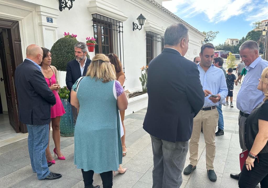 Un momento previo al registro de la moción de censura en Mijas (Málaga)