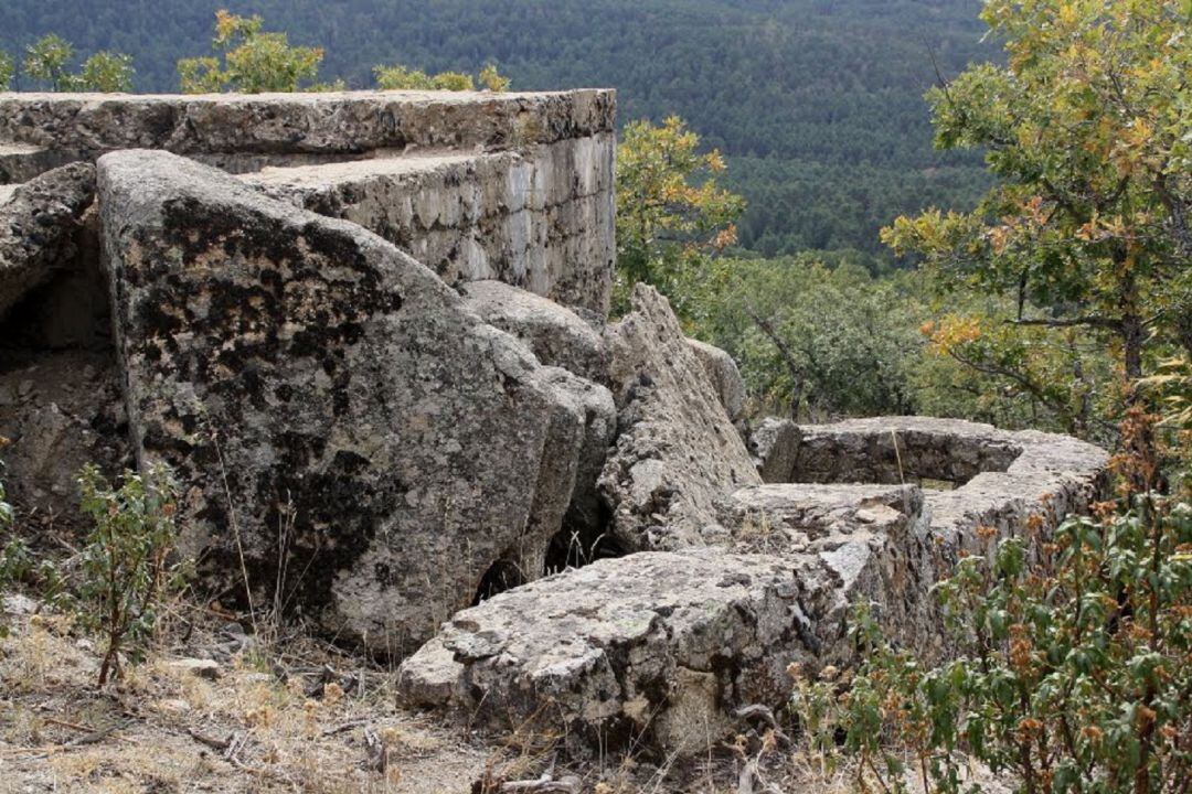 En una de las rutas de senderismo se visitarán los restos de la guerra civil en la Granja