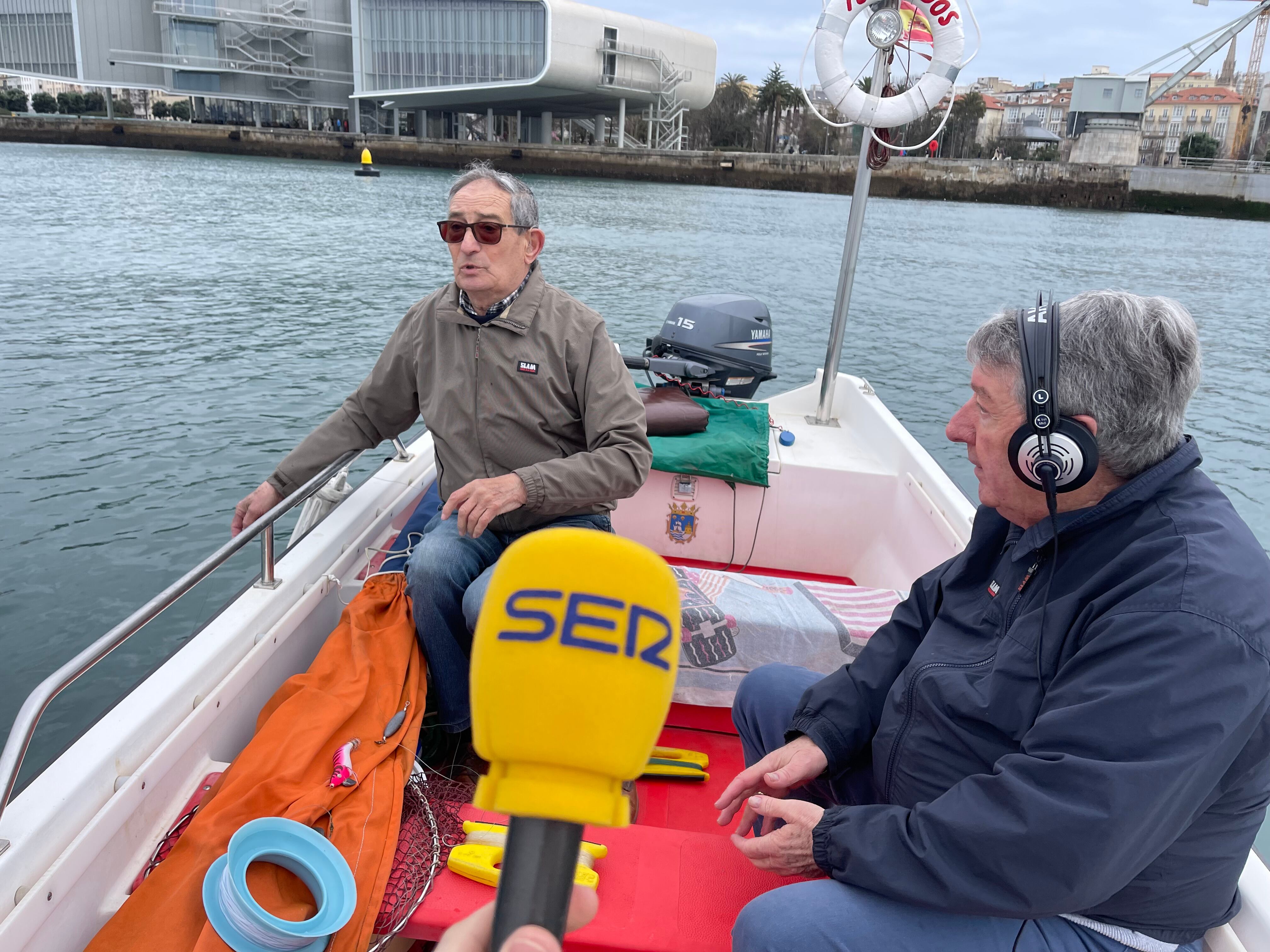 Nacho y José Luis, en directo, desde su bote en aguas de la Bahía de Santander.