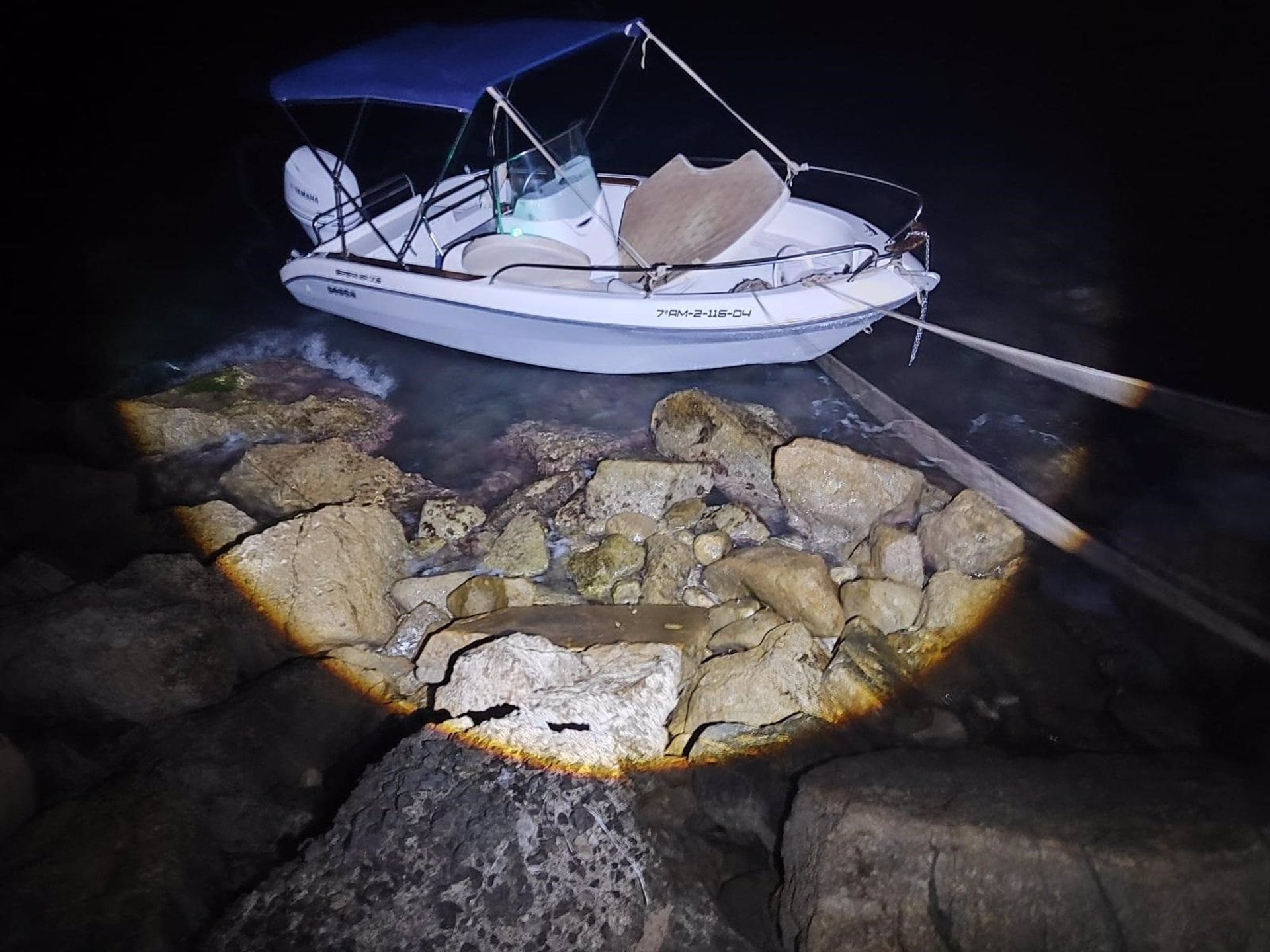 Lancha encallada en la costa de El Campello