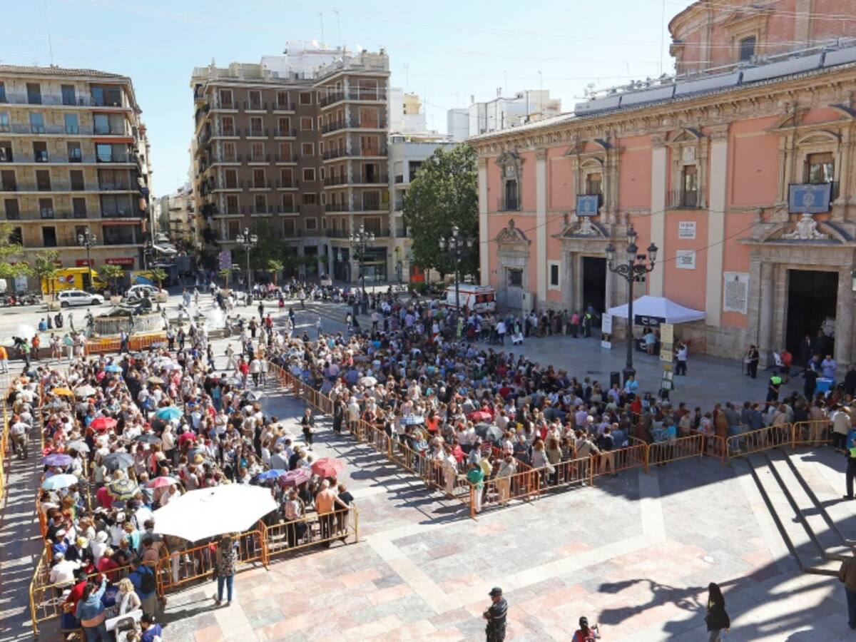 La plaza de la Virgen se llena para venerar a la patrona