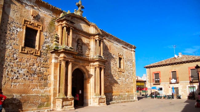 Portada de la iglesia de Nuestra Señora de la Asunción en Vadocondes