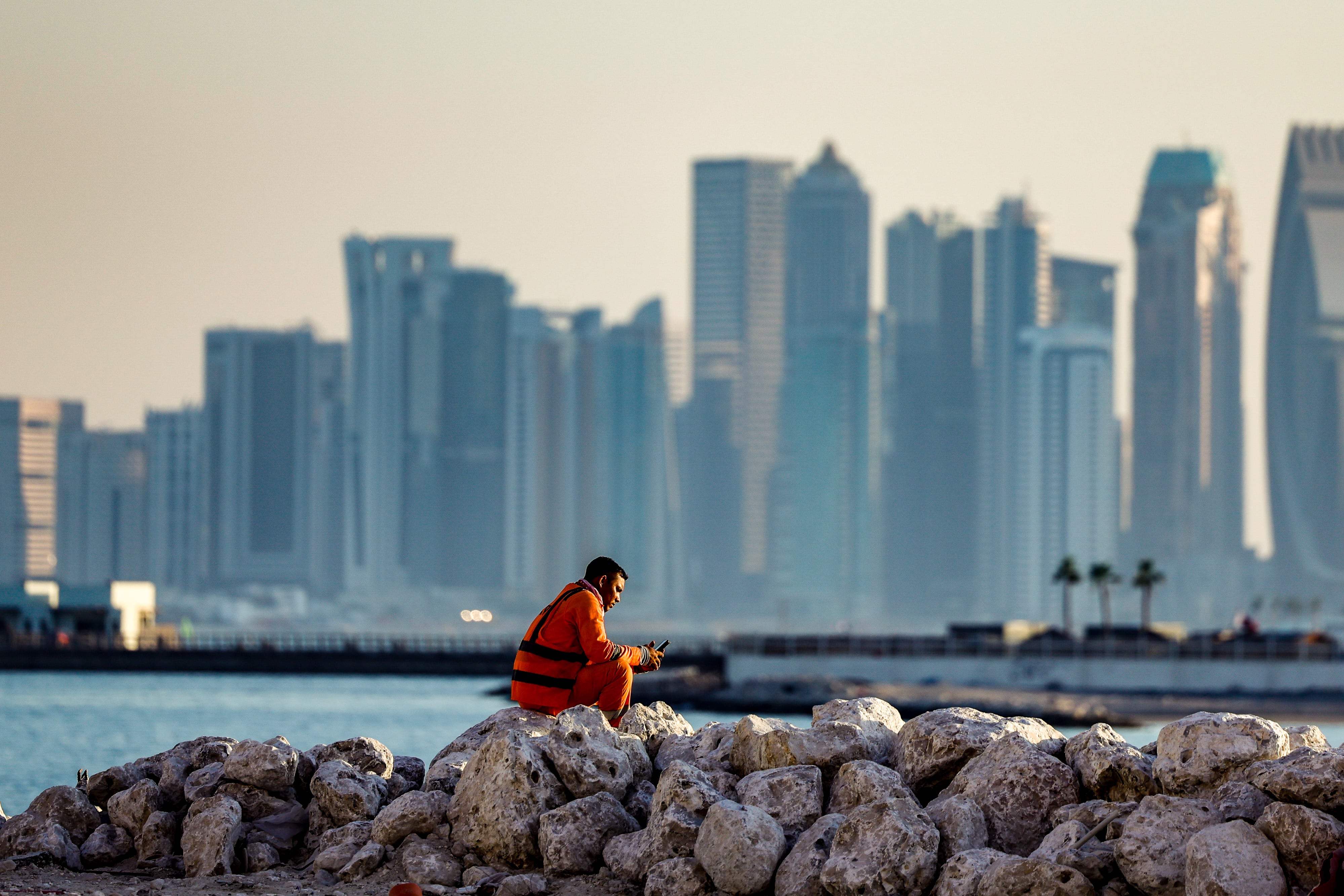 DOHA (CATAR), 24/11/2022.- Un trabajador toma un descanso debido a las altas temperaturas de la tarde en el barrio de &quot;La Perla&quot; uno de los barrios mas lujosos de Doha, el pasado 23 de noviembre. EFE/Juan Ignacio Roncoroni
