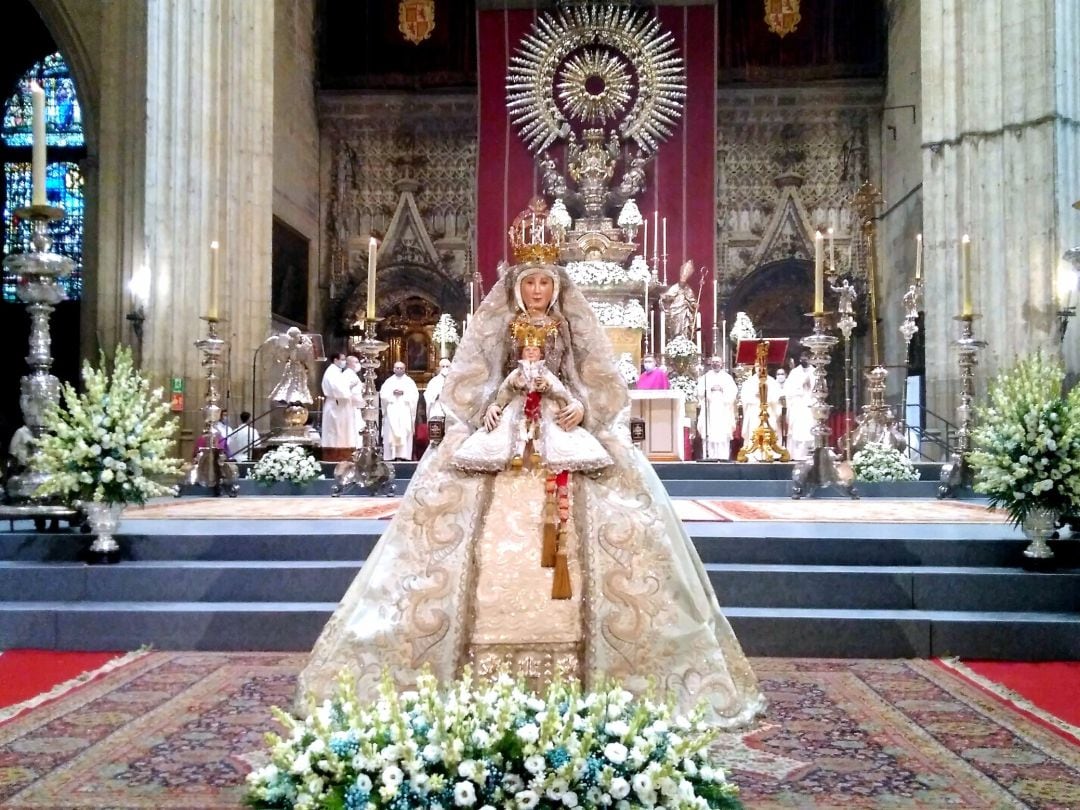 La Virgen de los Reyes a los pies del Altar del Jubileo en este 15 de agosto