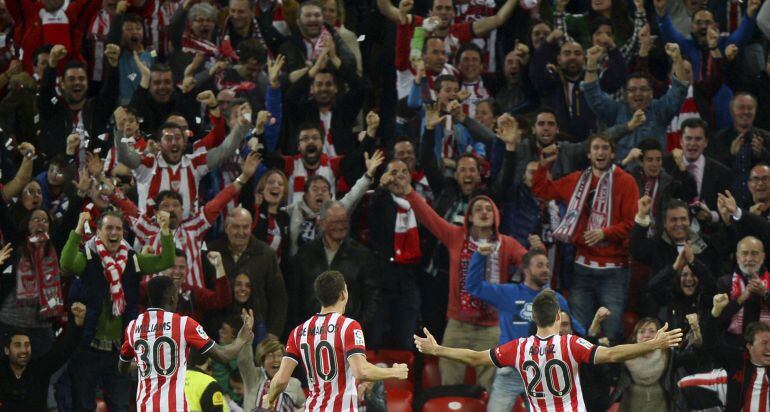 Athletic Bilbao's Aritz Aduriz (R) celebrates a goal in front of home fans during their Spanish first division soccer match against Valencia at San Mames stadium in Bilbao, April 9, 2015. REUTERS/Vincent West