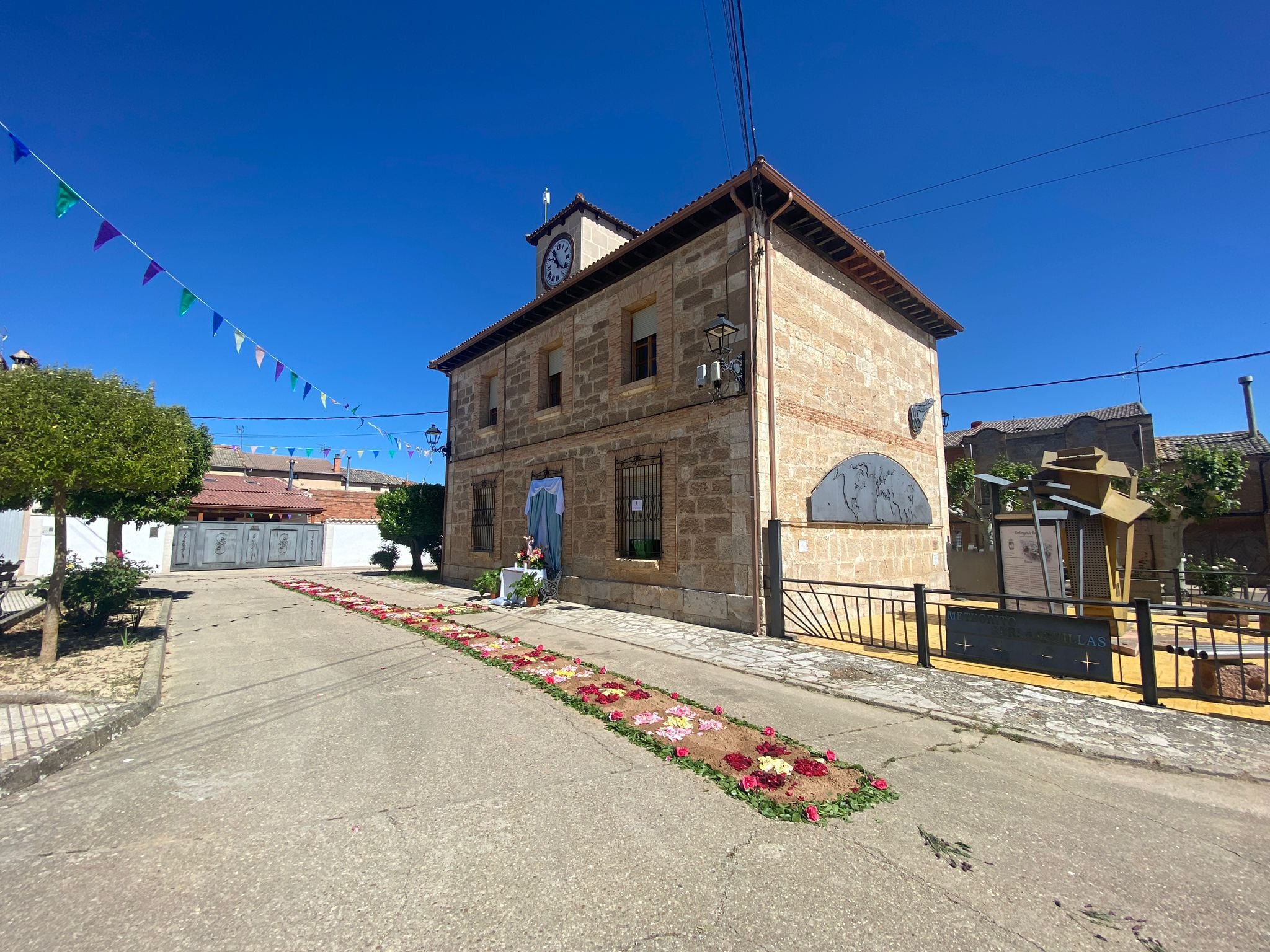 Tapices, altares y arcos florales en Berlangas de Roa para celebrar el Corpus