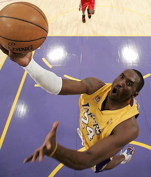 Kobe Bryant anotó 45 puntos en los Lakers,93-Rockets,95.
