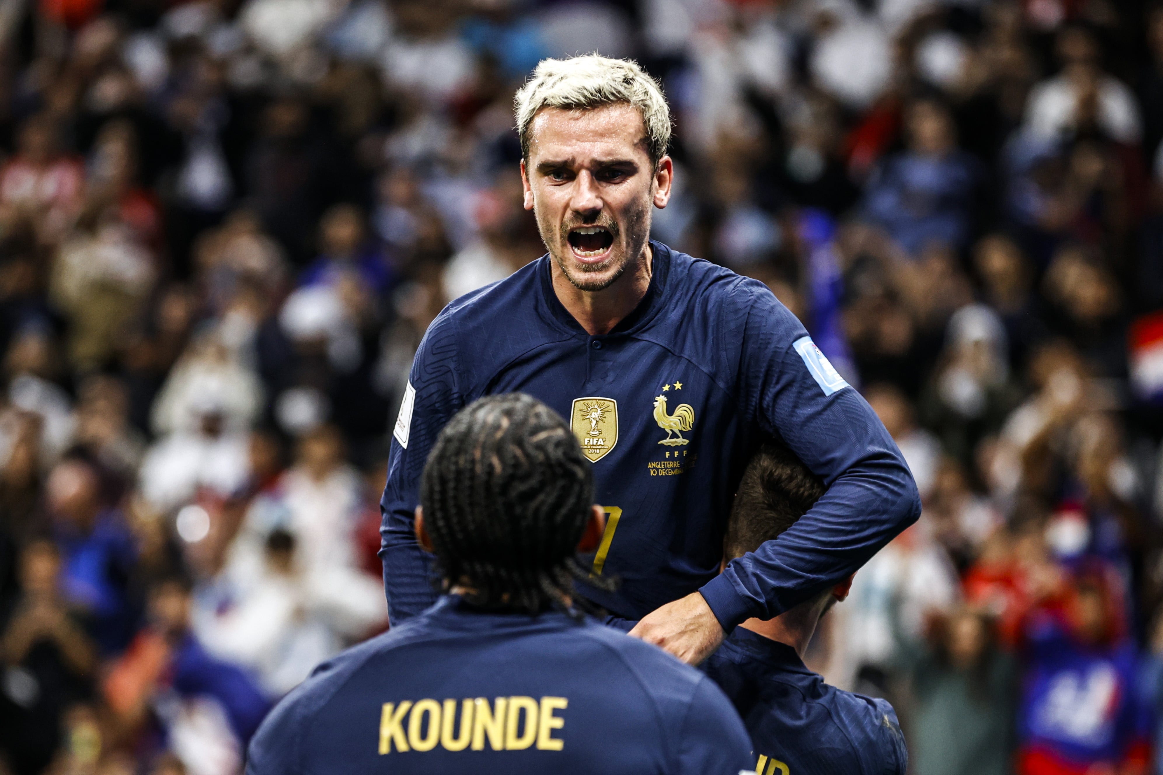 Antoine Griezmann celebra con Giroud y Koundé el 1-2 de Francia ante Inglaterra