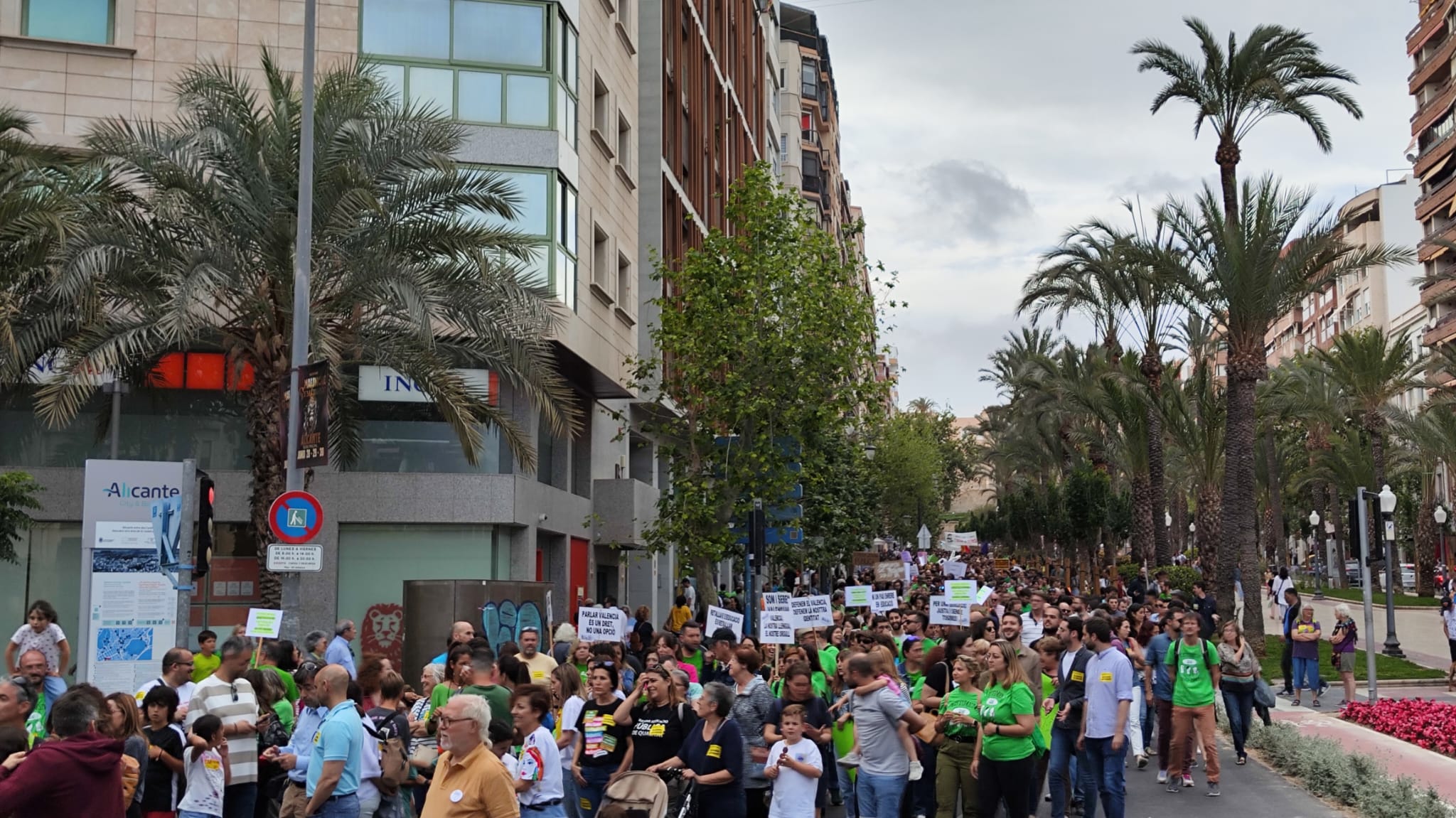 Más de 5.000 personas han participado en Alicante en la manifestación contra los recortes en educación