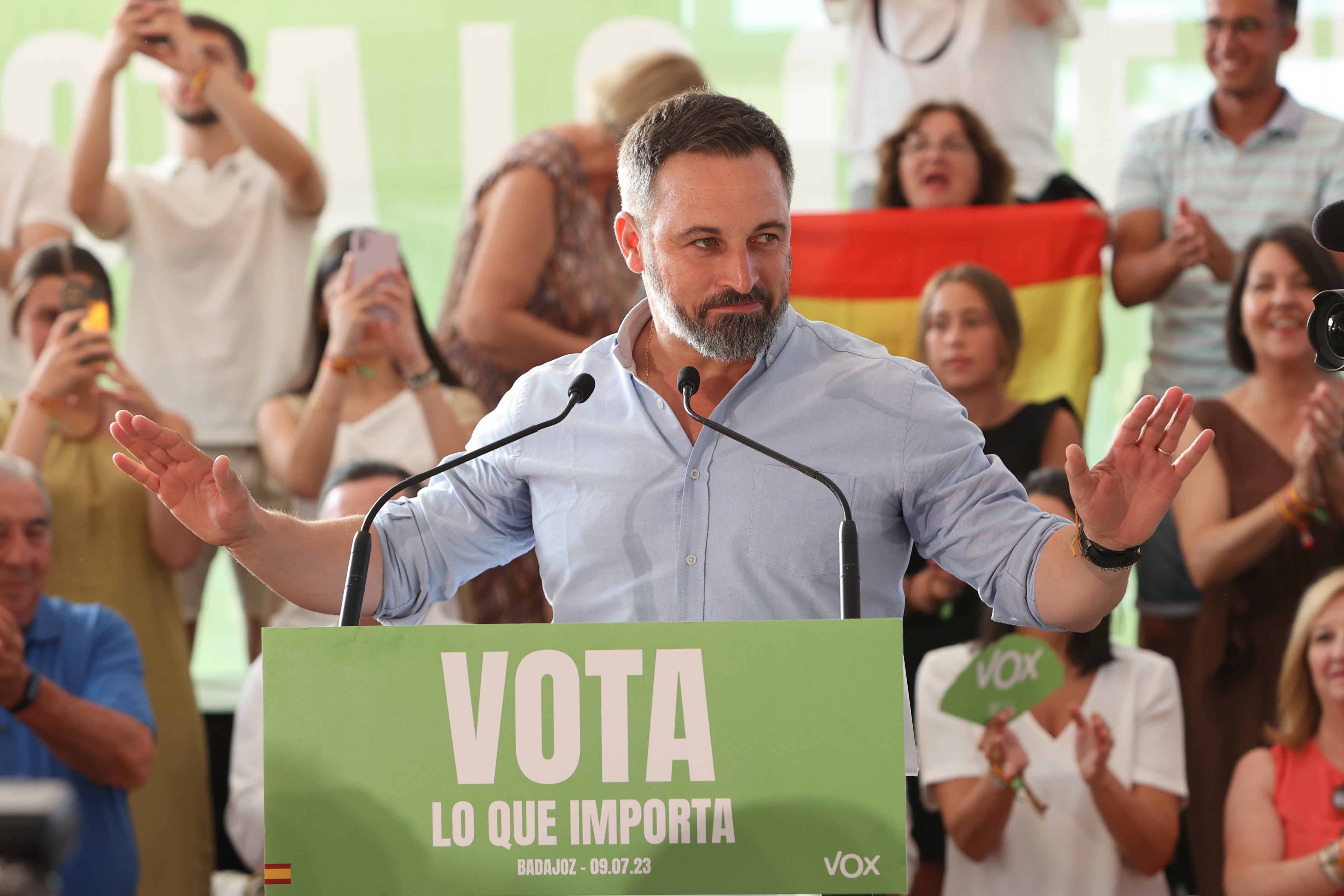 09/07/2023 (EFE) Mérida.- El candidato de Vox a la presidencia del Gobierno, Santiago Abascal, participa en el acto de campaña electoral &#039;Vota lo que importa&#039;, este domingo en la capital autonómica.- EFE/ Jero Morales
