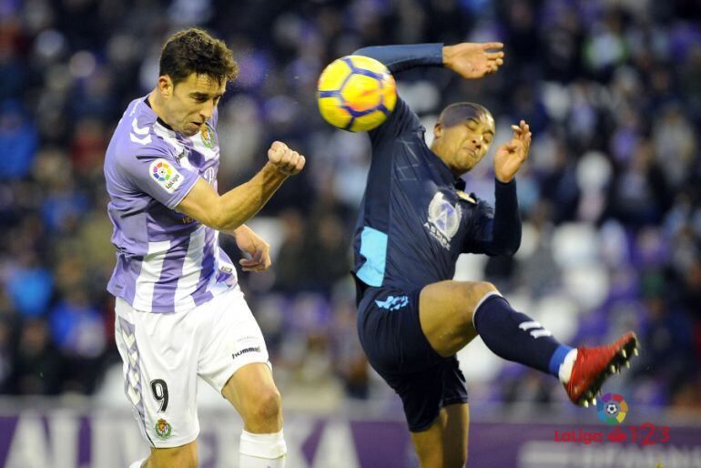 Mata se anticipa a Zuiverloon en la jugada del segundo gol local