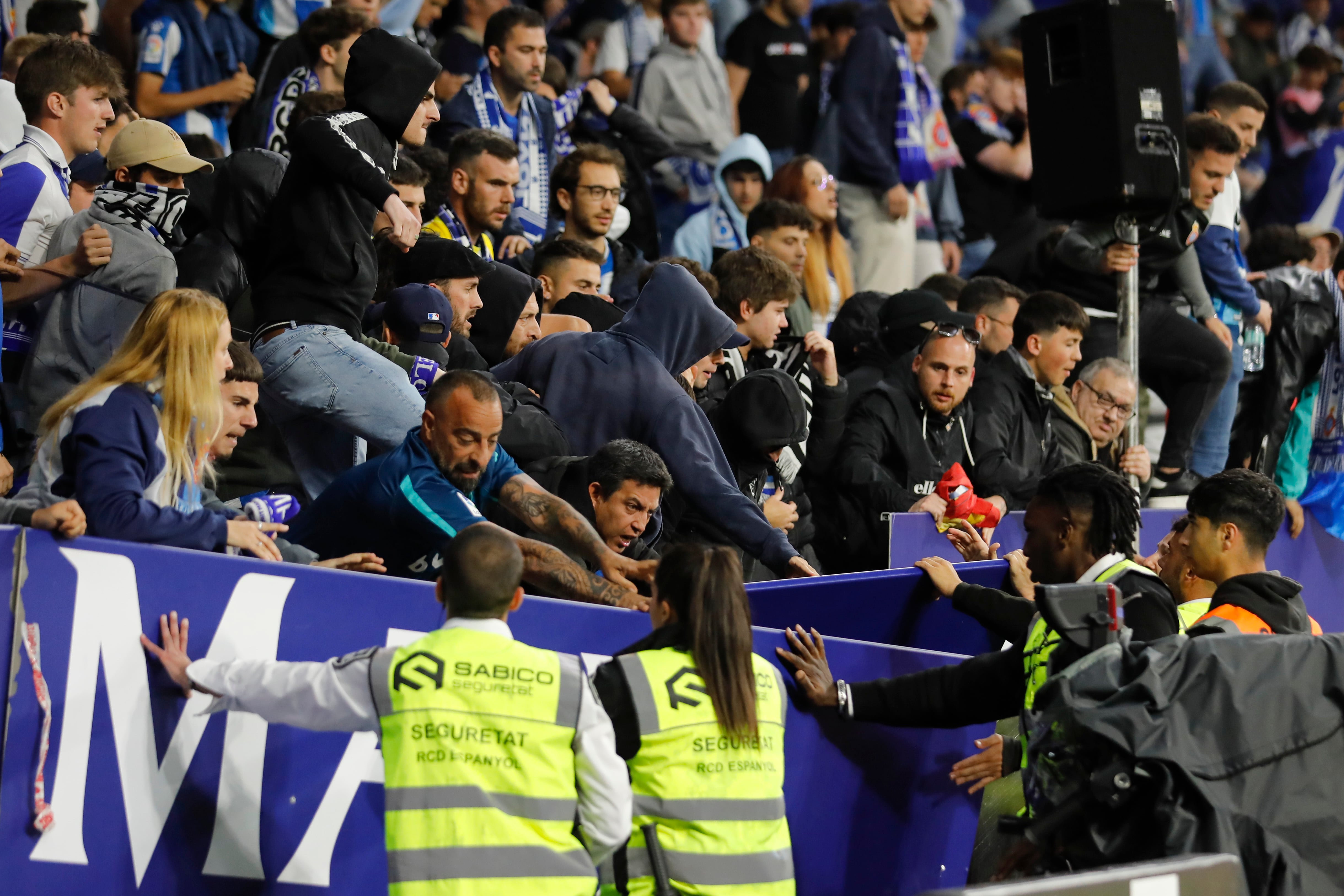 Aficionados exaltados intentan invadir el terreno de juego al término del partido que el RCD Espanyol y el FC Barcelona han disputado este domingo en el RCDE Stadium de Cornellá de Llobregat (Barcelona).