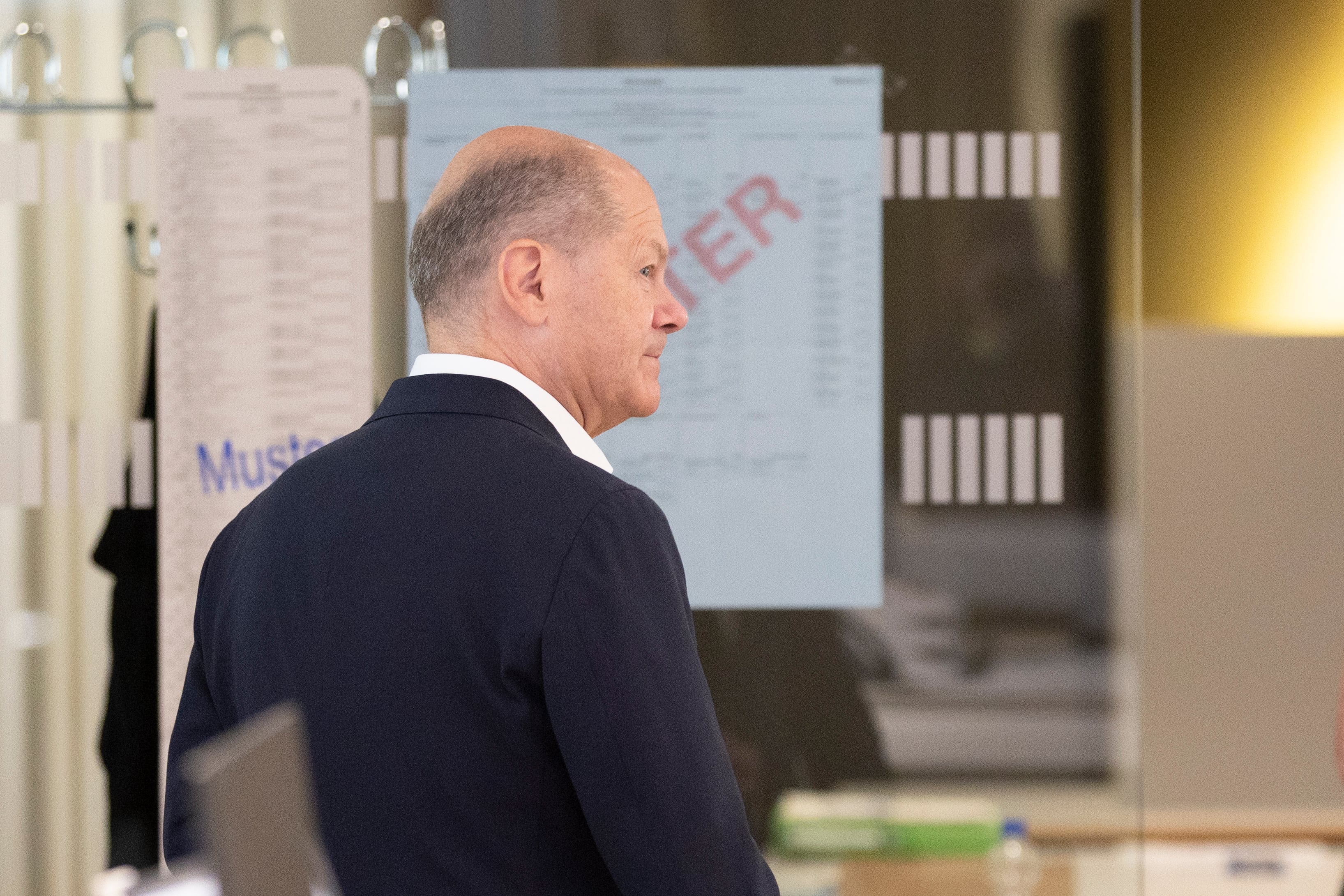 El canciller alemán Olaf Scholz poco antes de votar este domingo en Potsdam