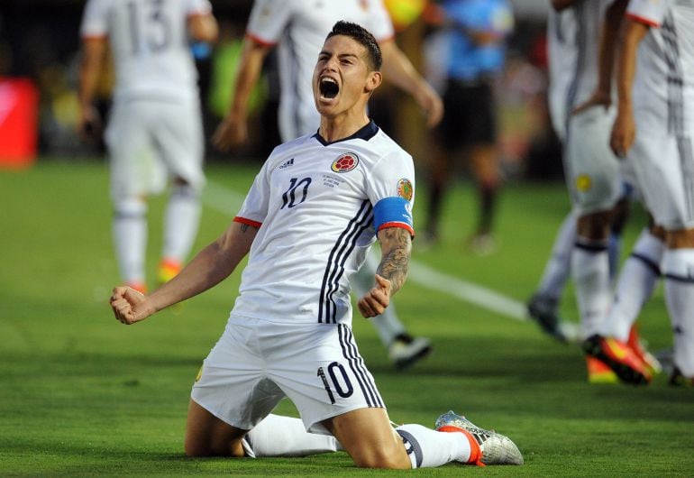 El colombiano James Rodríguez celebra su gol a Paraguay.