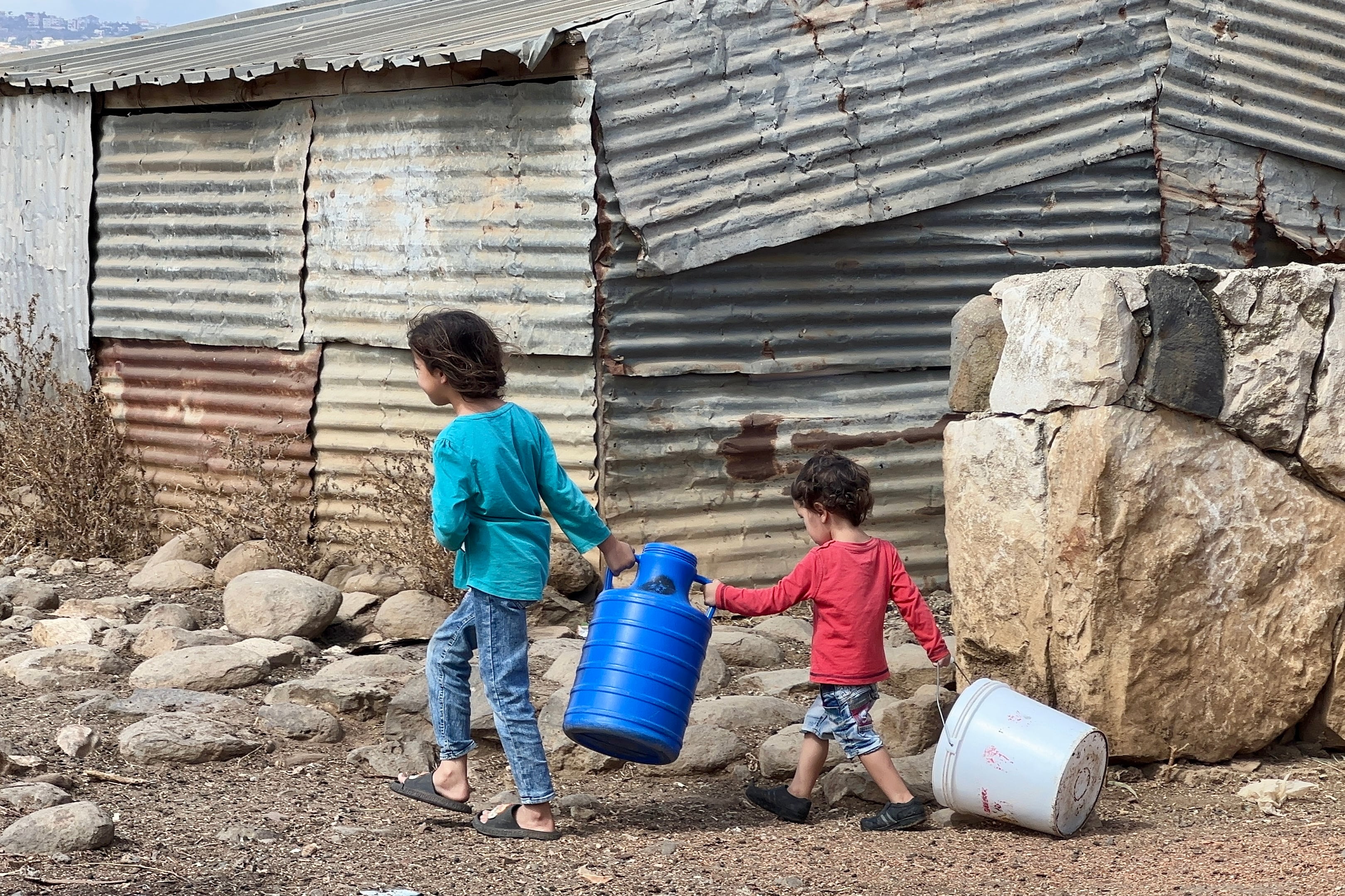 Niños preparándose para abandonar su casa en Wazzani (Líbano) después de los avisos de Israel sobre ataques inminentes