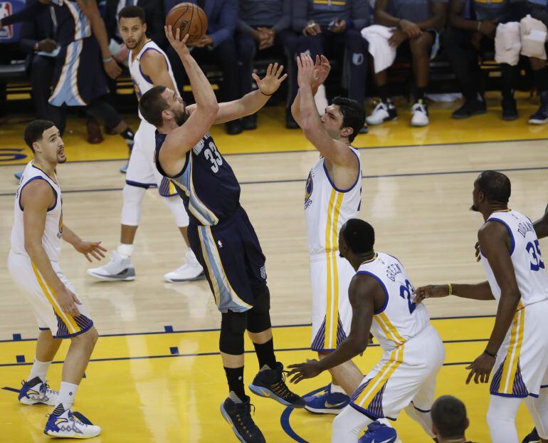 Gasol lanza a canasta ante Golden State Warriors.