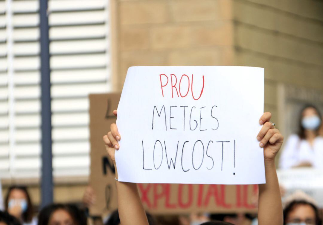 Pla detall d&#039;un cartell amb el missatge &quot;Prou metges &#039;low-cost&#039;&quot;, en la concentració de metges interns residents