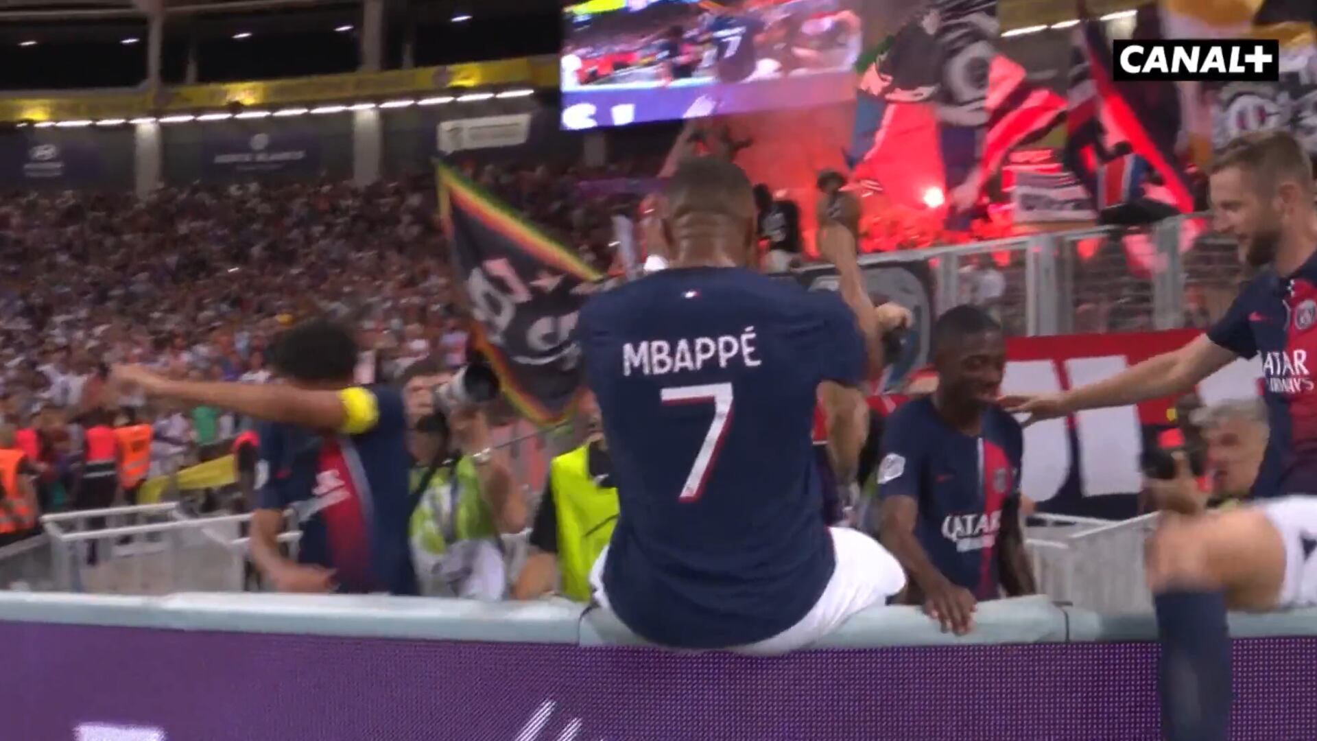 Kylian Mbappé celebra efusivamente con la grada del PSG.