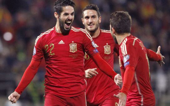 Los jugadores de la selección españolaIsco, Koke y Jordi Alba celebran el primer gol del combinado español durante el encuentro de clasificación para la Eurocopa 2016 frente a Bielorrusia.