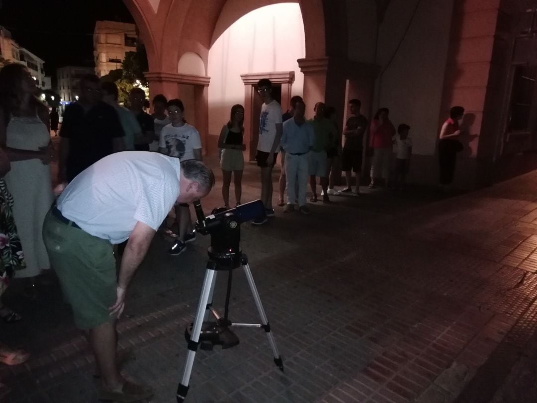 Observación astronómica en la Plaza de España, de Andújar 