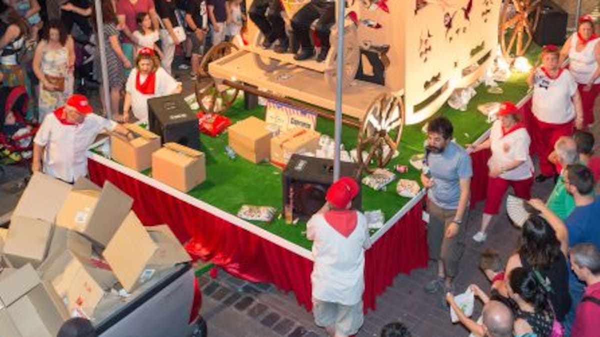 Luis Domínguez, edil de Cultura de Getafe, repasa el desfile de carrozas de las fiestas 2025