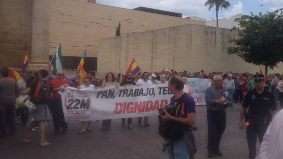 Unas 300 personas se dan cita en la Marcha por la Dignidad