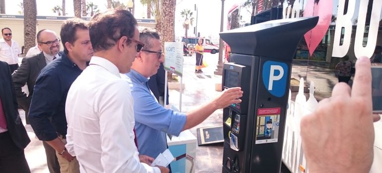 El edil de Movilidad, Fernando Marcos, recargando su tarjeta Móbilis en un parquímetro