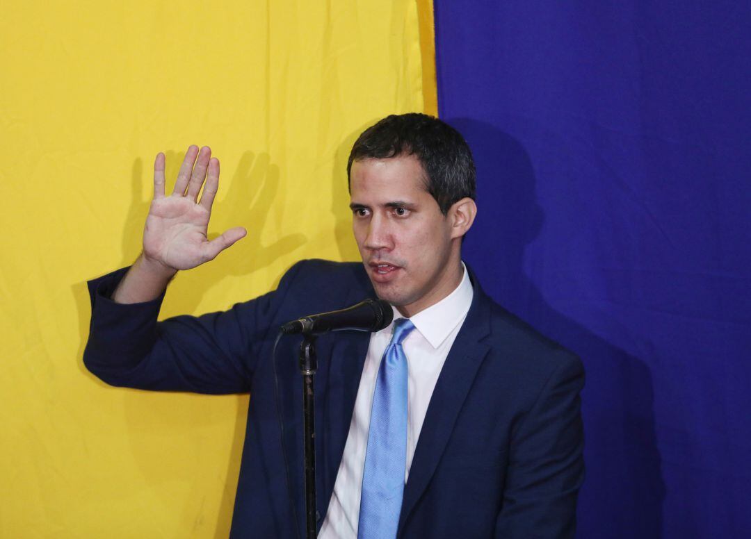 El líder opositor venezolano Juan Guaido, jurando su cargo como presidente de la Asamblea este domingo en Caracas.