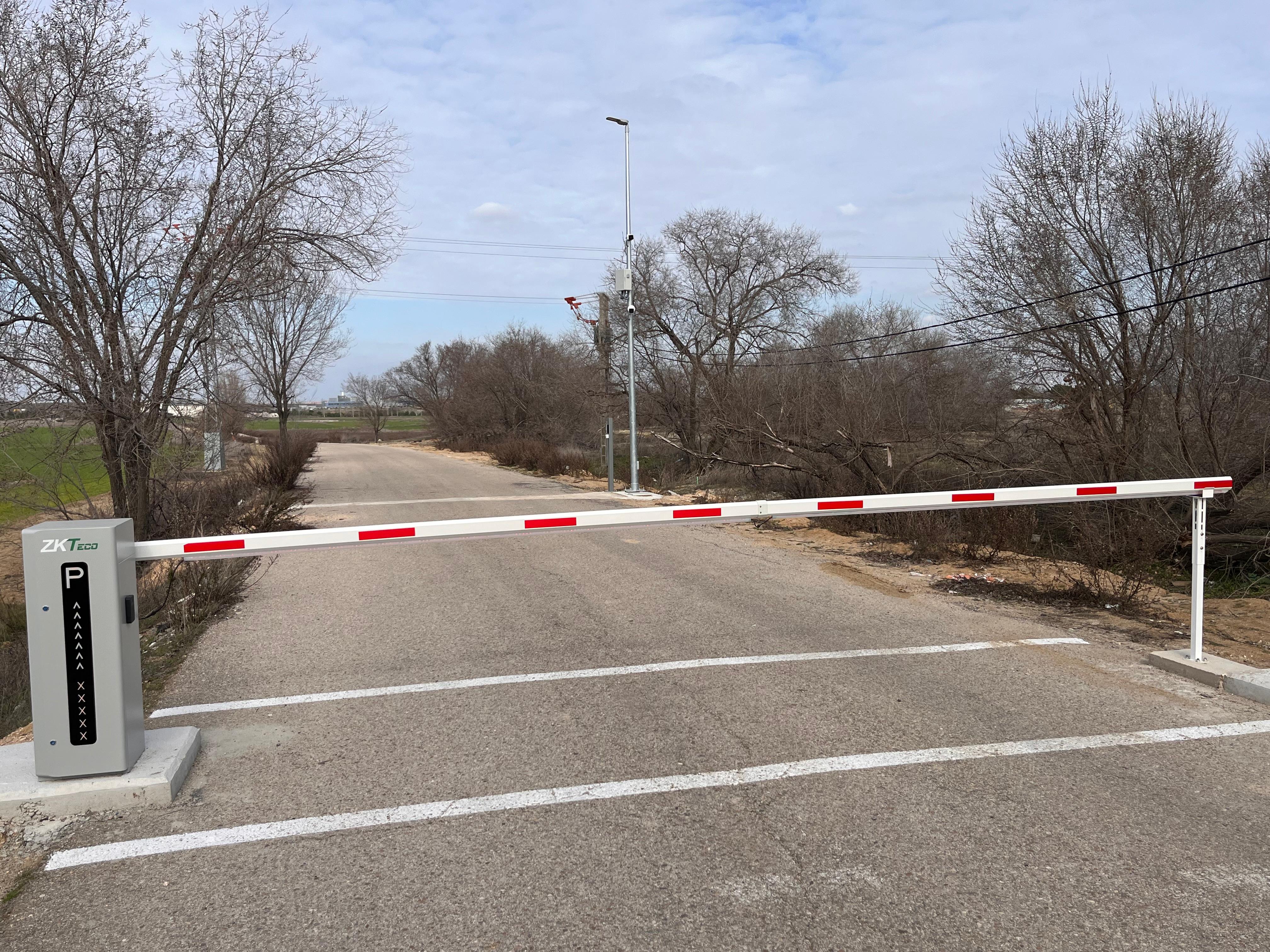 Barrera instalada por el CYII para evitar vertidos en el entorno de la depuradora de Pinto