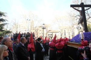 El ministro del Interior, Jorge Fernández Díaz, acompañado por el alcalde de Valladolid, Javier León, en la Semana Santa de 2015