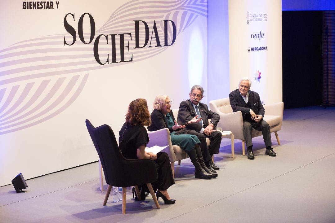 Congresos del Bienestar en València. De izquierda a derecha, la periodista Luz Sánchez-Mellado, la exalcaldesa de Madrid, Manuela Carmena; el presidente de Cantabria, Miguel Ángel Revilla y el periodista Juan Cruz
