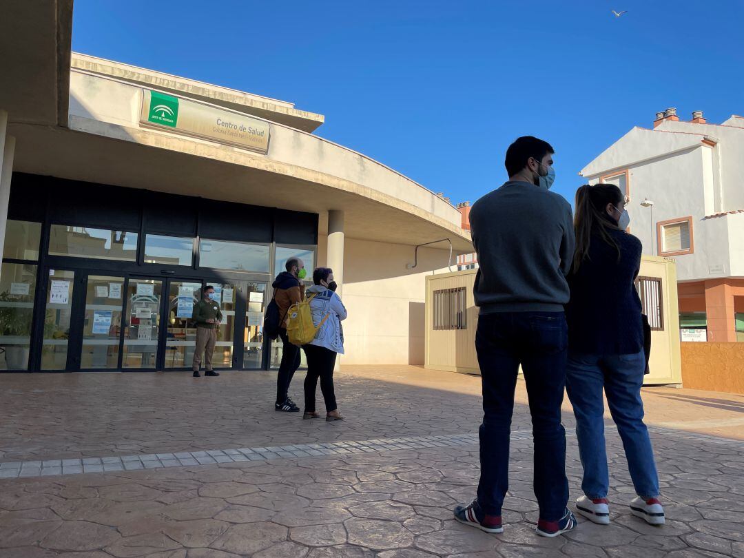 Personas esperando para ser vacunadas