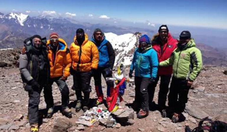 El grupo de alpinistas vascos en la cumbre del Aconcagua.