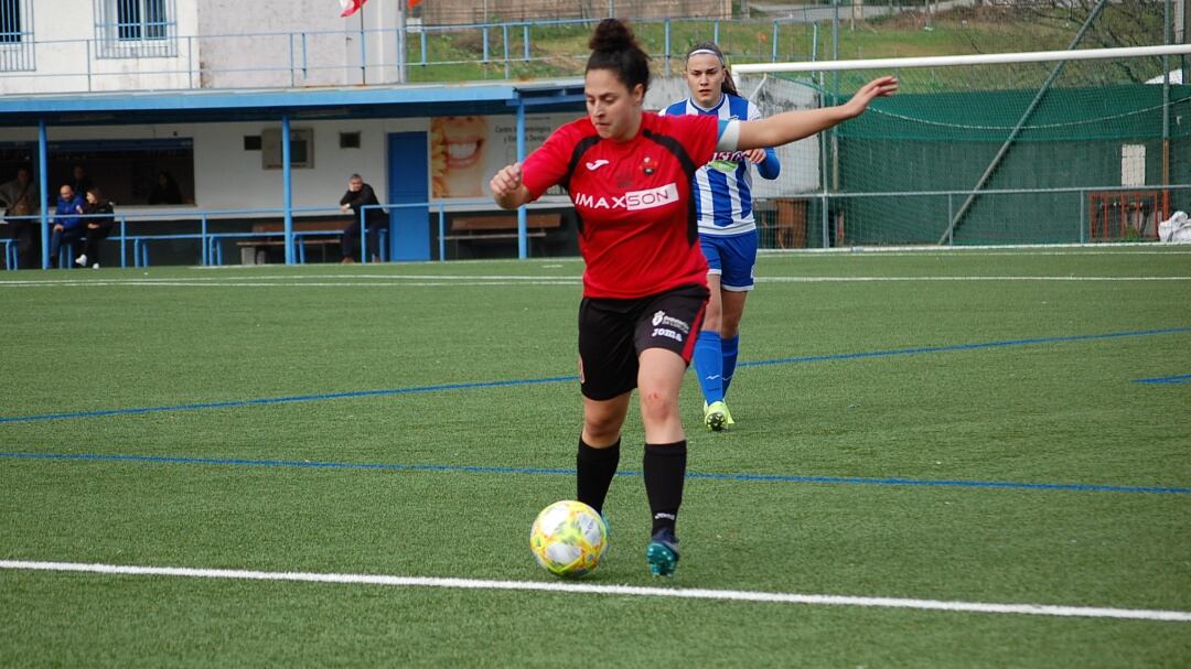 Angy, con el balón, fue la autora del tanto del Victoria en su visita al Valladares