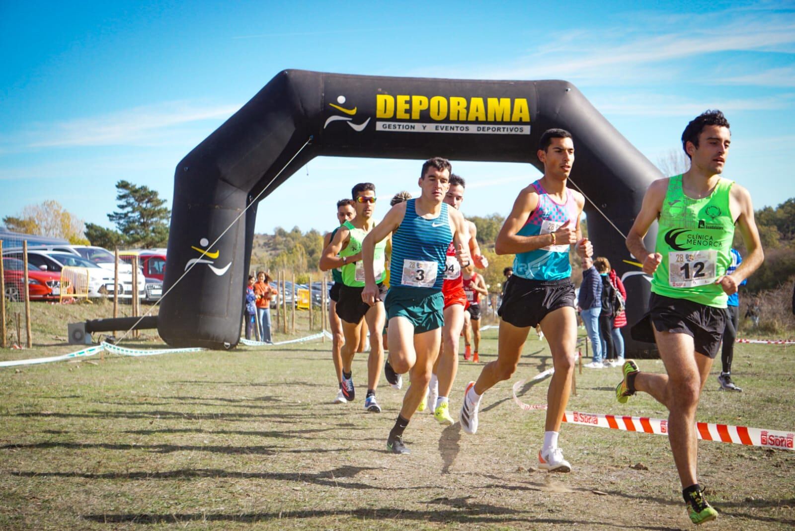 Dani Mateo (dorsal 3), durante el Cross de Soria este domingo.