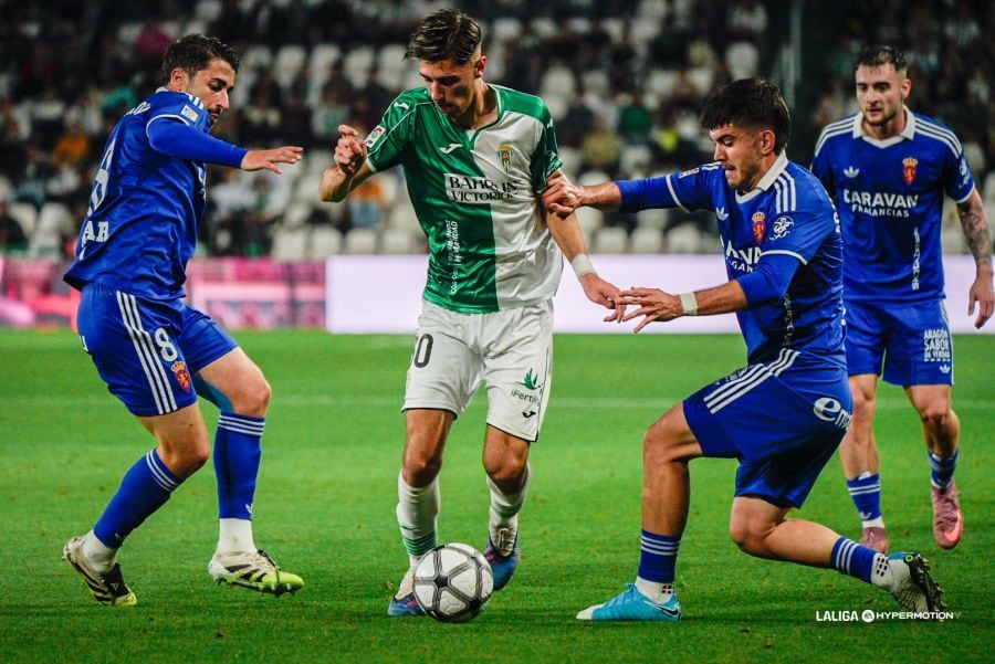 Aguirregabiria y Moya tratan de frenar a un jugador del Córdoba