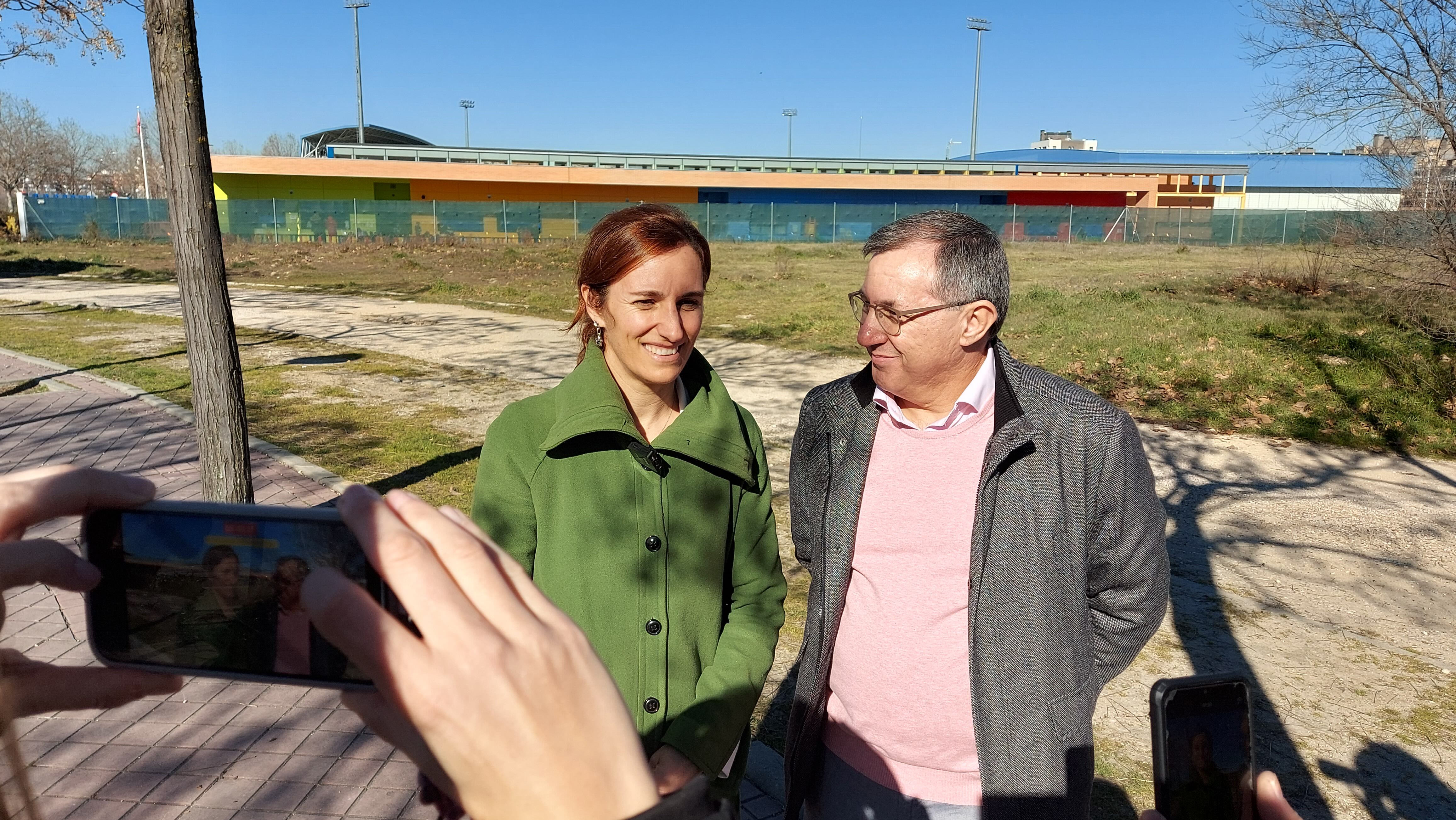 Mónica García y Juan Jurado este viernes frente al colegio Ivonne Blake de Fuenlabrada