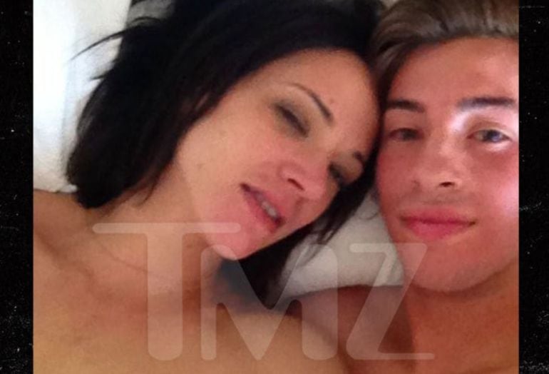 Foto de Asia Argento y Jimmy Bennet que publica el portal TMZ. 