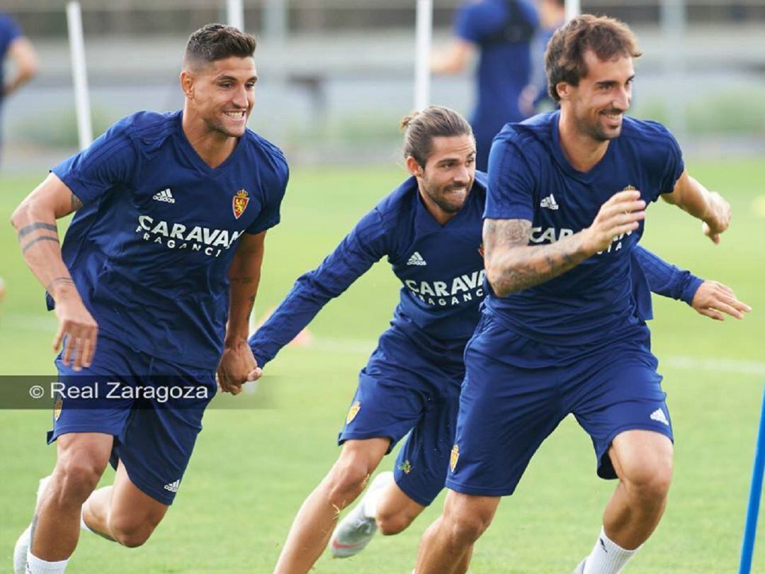 Varios jugadores del Real Zaragoza se entrenan en la ciudad deportiva