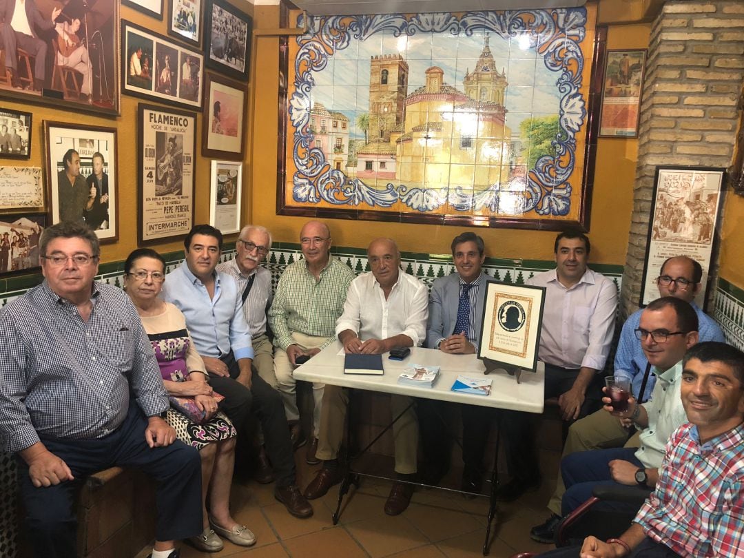 La junta directiva de la Asociación Amigos de Peregil en su encuentro de este martes