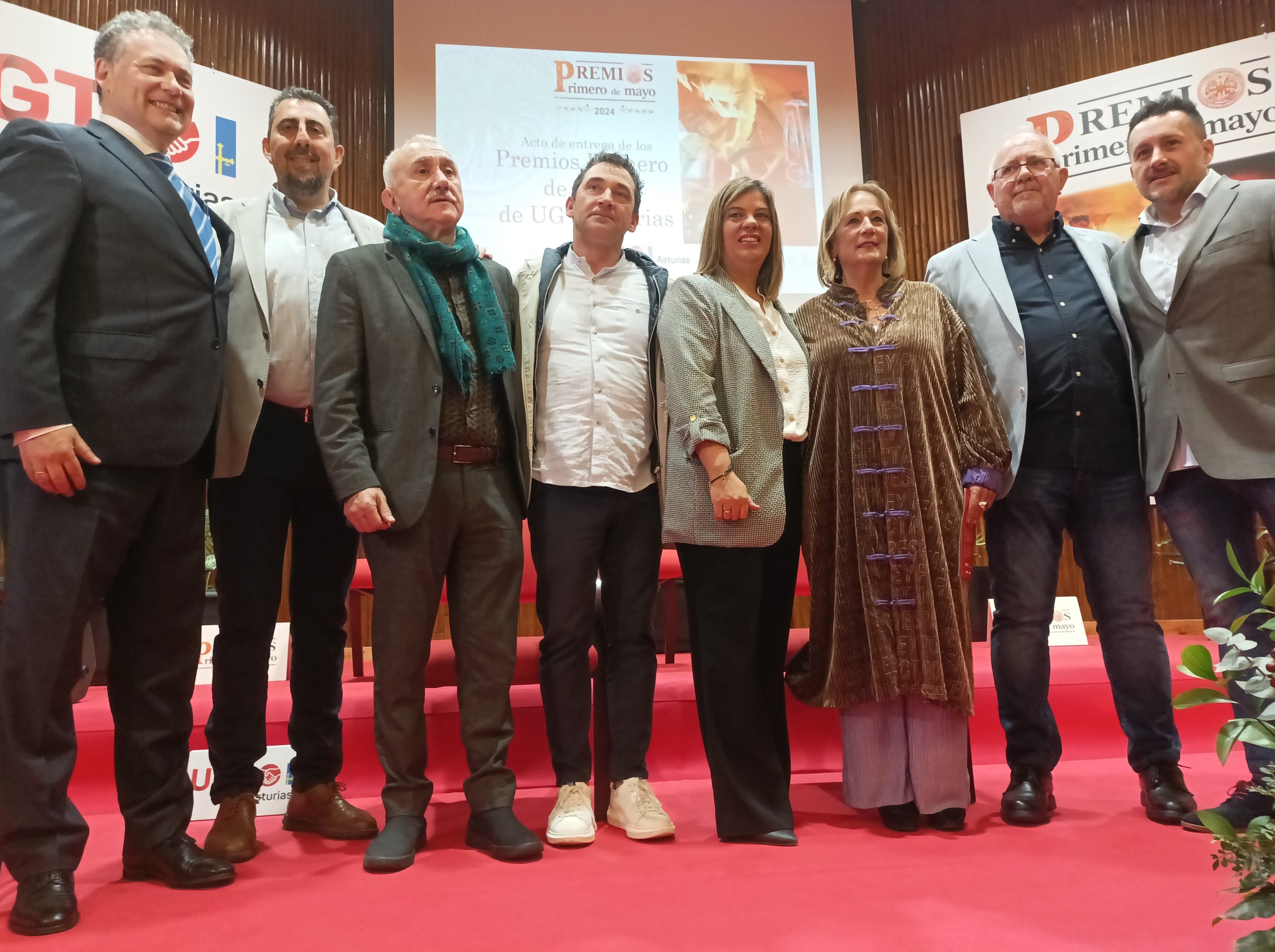 Los premiados posan con el secretario general de UGT, Pepe Álvarez; la vicepresidenta del Principado, Gimena Llamedo; y el secretario general de UGT Asturias, Javier Fernández Lanero.