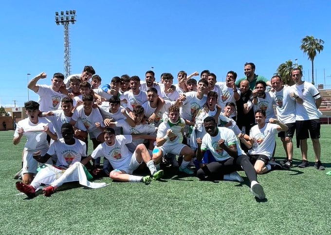 Los jugadores del Elche Juvenil B festejan el título de Liga