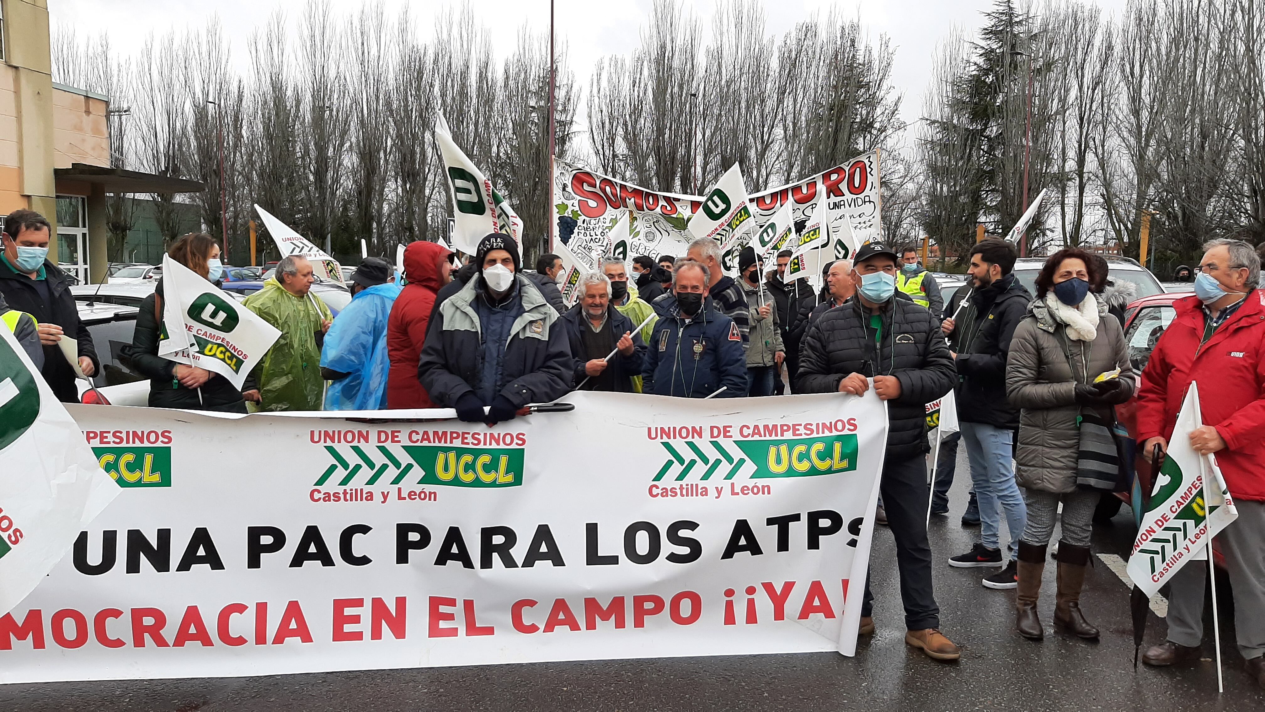 Cerca de 300 agricultores y ganaderos leoneses se manifiestan por las calles del centro de León