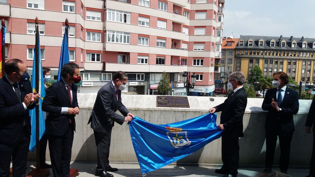 El alcalde de Oviedo, Alfredo Canteli, descubre la placa que da el nombre de los Aparejadores a una nueva calle de la ciudad