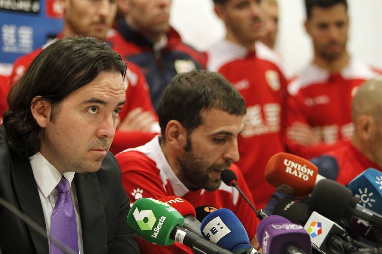 Raúl Martín Presa, presidente del Rayo Vallecano, junto a Trashorras y el resto de la plantilla en la sala de prensa del estadio de Vallecas