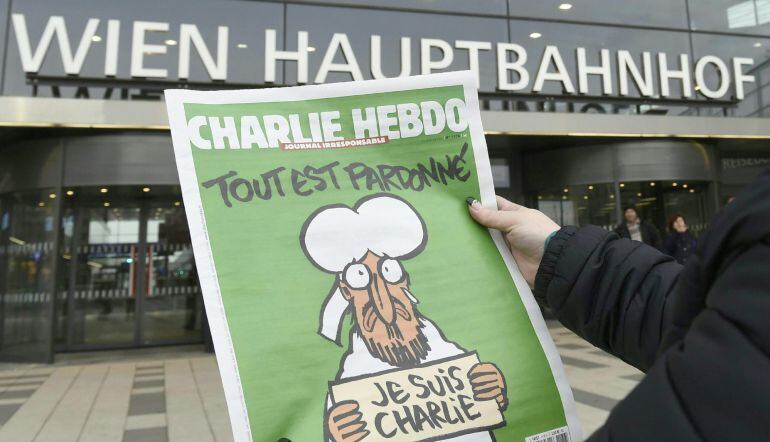 Una copia de la edición de &#039;Charlie Hebdo&#039;, la revista satírica francesa, en la estación de tren principal de Viena, Austria.