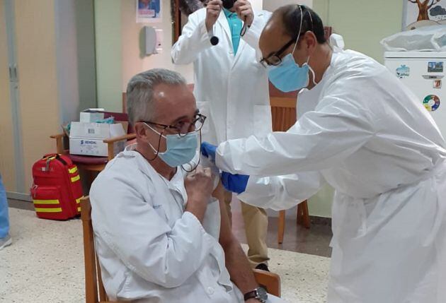 Francisco Gómez, médico geriatra, en el momento de recibir la primera dosis de la vacuna